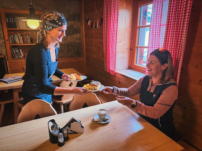 Berggeherin Alexandra ist von den aufgetischten Mehlspeisen begeistert.