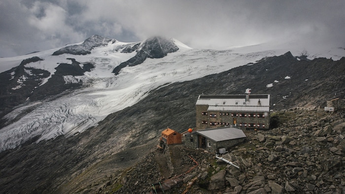Die Neue Prager Hütte thront in 2796 Metern Höhe unterhalb des Großvenedigers in den Hohen ...