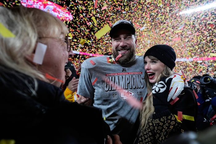 Die Eltern von Travis Kelce sind überzeugt, dass ihr Sohn noch nie so glücklich war wie mit ...