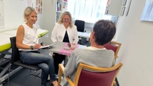 Frau Huber im Gespräch mit Ärztin Katrin Steiner (Mi.) und Therapeutin Eva Schwaiger (li.) vom ...