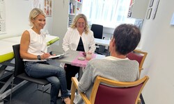 Frau Huber im Gespräch mit Ärztin Katrin Steiner (Mi.) und Therapeutin Eva Schwaiger (li.) vom ...