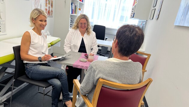 Frau Huber im Gespräch mit Ärztin Katrin Steiner (Mi.) und Therapeutin Eva Schwaiger (li.) vom ...