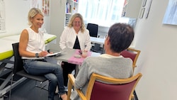 Frau Huber im Gespräch mit Ärztin Katrin Steiner (Mi.) und Therapeutin Eva Schwaiger (li.) vom ...