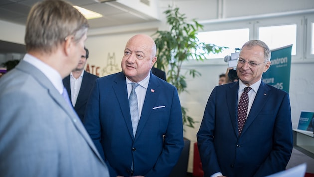 Bundeskanzler Christian Stocker und OÖ-Landeshauptmann Thomas Stelzer (beide ÖVP) trafen in Linz ...