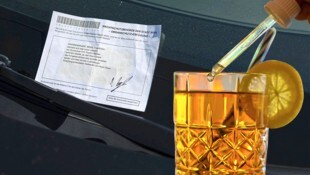 Etwa 5000 der täuschend echten Fake-Strafzettel wurden in mehreren Bezirken verteilt. Dahinter ...