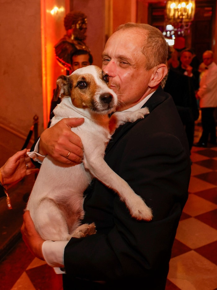 Gery Keszler hatte endlich wieder Zeit zum Kuscheln mit Hund „Aaron“.