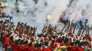 Das Ausrücken mit Gewehr ist bei den Tiroler Schützen bisher Männern vorbehalten, Frauen sind ...