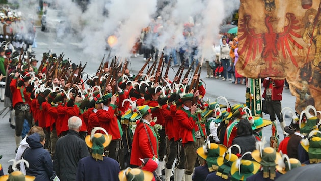 Das Ausrücken mit Gewehr ist bei den Tiroler Schützen bisher Männern vorbehalten, Frauen sind ...