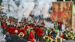 Auch künftig bleibt das Hantieren mit dem Gewehr bei den Tiroler Schützen ausschließlich Männern ...