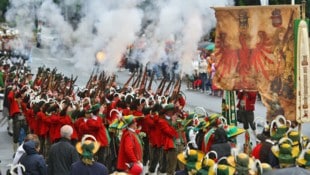 Auch künftig bleibt das Hantieren mit dem Gewehr bei den Tiroler Schützen ausschließlich Männern ...
