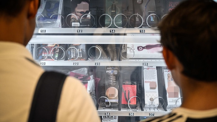 Im Shop: ein Sortiment, das Minderjährigen nicht frei zugänglich sein sollte.Neben Alkohol oder ...