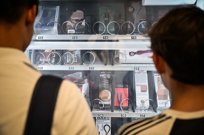 Im Shop: ein Sortiment, das Minderjährigen nicht frei zugänglich sein sollte.Neben Alkohol oder ...