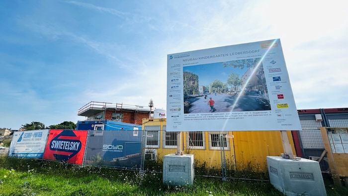 Im Herbst 2026 eröffnet hinter dem Rathaus der neue Kindergarten, der zusätzlich 100 neue ...