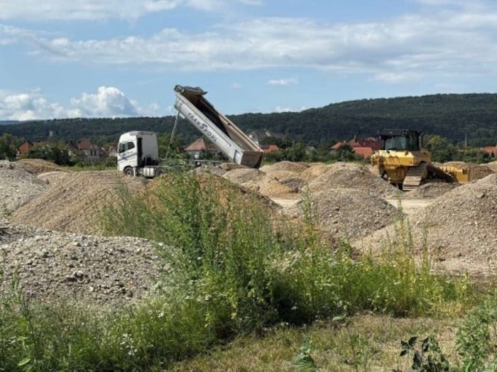 Am 21. August fuhren die ersten Bagger auf, um das Areal für die geplanten Gewerbehallen ...