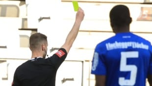 Alles spielte sich hinter dem Rücken des Referees ab.