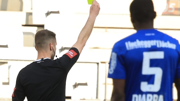 Alles spielte sich hinter dem Rücken des Referees ab.