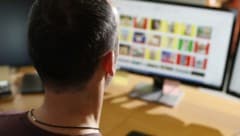 Ermittler sicherten die perversen Bilder und Videos, die am Handy des Angeklagten gefunden ...