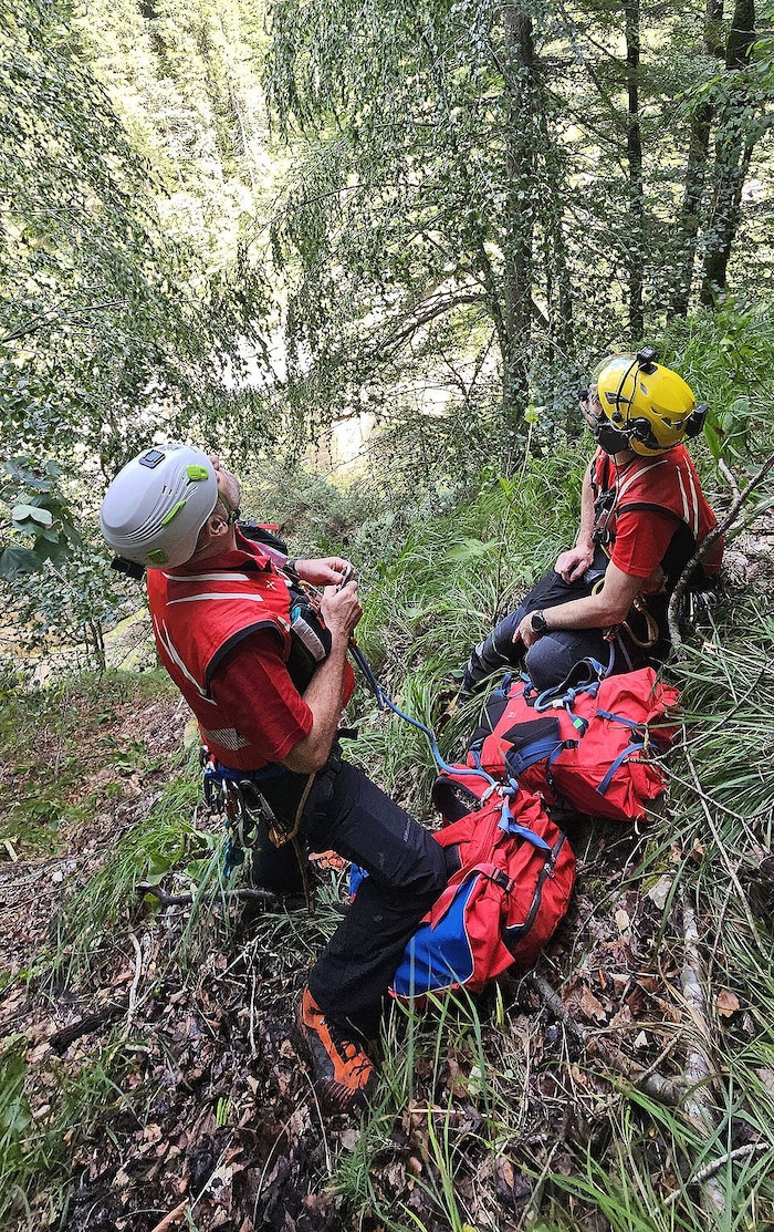 Die Bergretter hatten ihre Schwierigkeiten in dem unwegsamen Gelände.