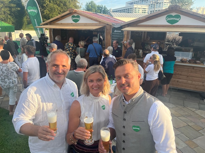 Das Aufsteirern-Team in Jesolo: Giuseppe und Astrid Perna mit Markus Lientscher