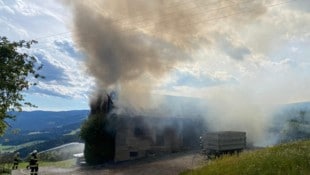 Warum das Wirtschaftsgebäude in Brand geraten war, ist noch nicht klar.