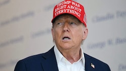 „Trump hatte mit allem recht“, steht auf der Kappe des US-Präsidenten.