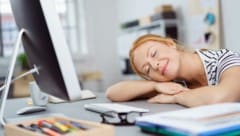 Ein kleines Schläfchen zwischendurch einzulegen, kann die geistige Leistungsfähigkeit erhöhen.