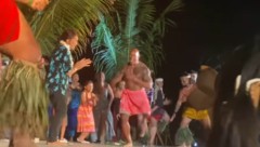 „The Rock“ tanzt oben ohne: Dwayne Johnson rührt Fans mit heiligem Samoa-Ritual