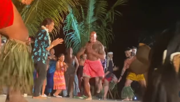 „The Rock“ tanzt oben ohne: Dwayne Johnson rührt Fans mit heiligem Samoa-Ritual