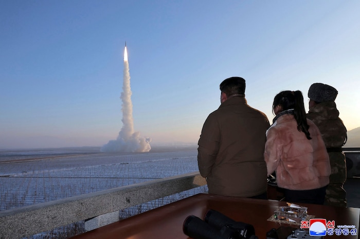 Nordkoreas Diktator Kim Jong Un und seine Tochter verfolgen einen Raketentest.