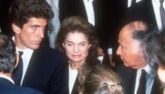John Kennedy Jr., Jacqueline Kennedy und Maurice Tempelsman im Jahr 1990