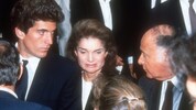 John Kennedy Jr., Jacqueline Kennedy und Maurice Tempelsman im Jahr 1990