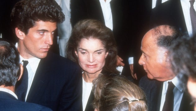 John Kennedy Jr., Jacqueline Kennedy und Maurice Tempelsman im Jahr 1990