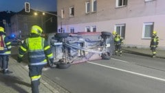 Das Auto kam auf der Seite liegend zum Stillstand.