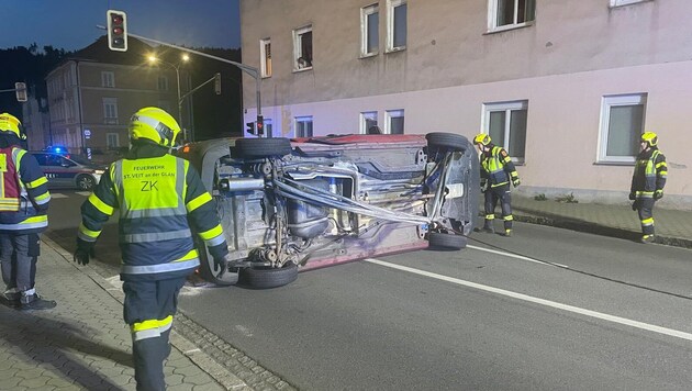 Das Auto kam auf der Seite liegend zum Stillstand.