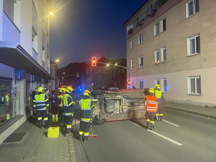 Der Lenker konnte sich aus dem Pkw selbst befreien.