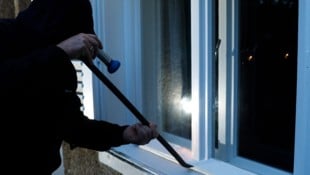 Die Täter waren über ein Fenster eingestiegen.