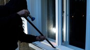 Die Einbrecher kamen über ein gekipptes Fenster ins Haus.