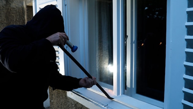 Durch Aufhebeln eines Fensters (Symbolbild) drangen die Täter ein.