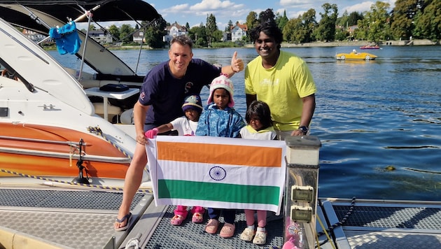 Oliver Halder (Bodenseequerung) und Tulasi Chaytania mit den drei erfolgreichen Schwimmerinnen ...