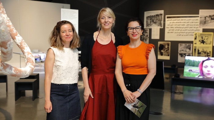 Milica Tomić (Mitte) mit den Kuratorinnen Irena Borić (li.) und Andreja Hribernik, die auch das ...