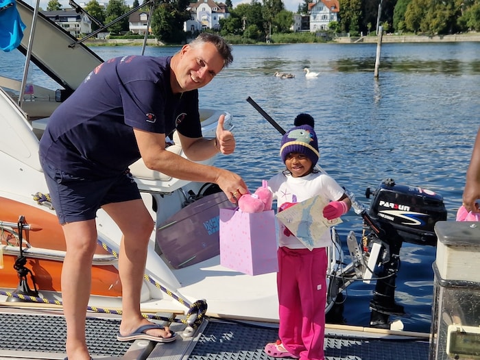 Das neue Kuscheltier passt perfekt zu Hose und Handschuhen.