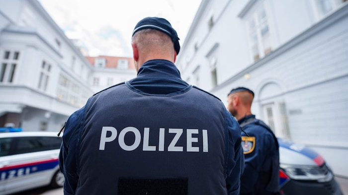 Weil die Beamten ihr den Hund abnehmen wollten, schnappte am Montag eine 66-jährige Frau zu ...