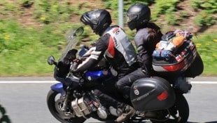 Symbolbild: Der Motorradfahrer wurde bei dem Sturz leicht verletzt, die 80-Jährige jedoch ...