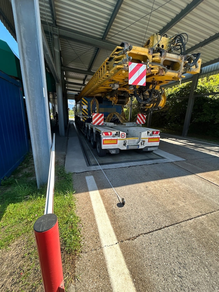 Der Sattelzug bei der Gewichtskontrolle.