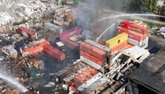 In der Halle, in welcher der Brand ausgebrochen war, gibt es noch mehrere Glutnester. Auch kommt ...