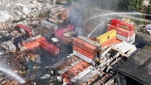 In der Halle, in welcher der Brand ausgebrochen war, gibt es noch mehrere Glutnester. Auch kommt ...