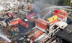 In der Halle, in welcher der Brand ausgebrochen war, gibt es noch mehrere Glutnester. Auch kommt ...