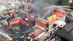 In der Halle, in welcher der Brand ausgebrochen war, gibt es noch mehrere Glutnester. Auch kommt ...