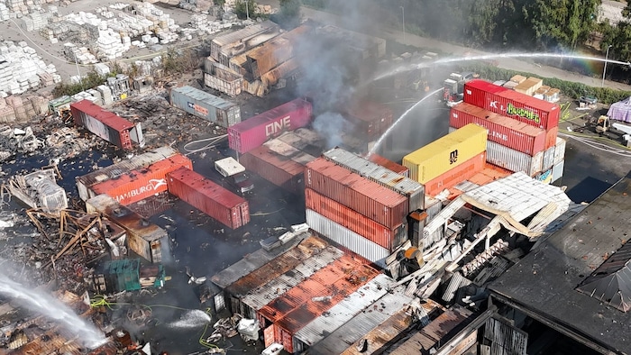 Eine Luftaufnahme vom Großbrand am Dienstag