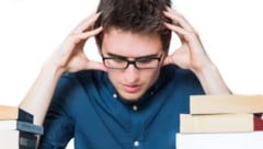 Männer und Menschen mit hohem formalen Bildungsgrad bleiben tendenziell länger Single als andere ...